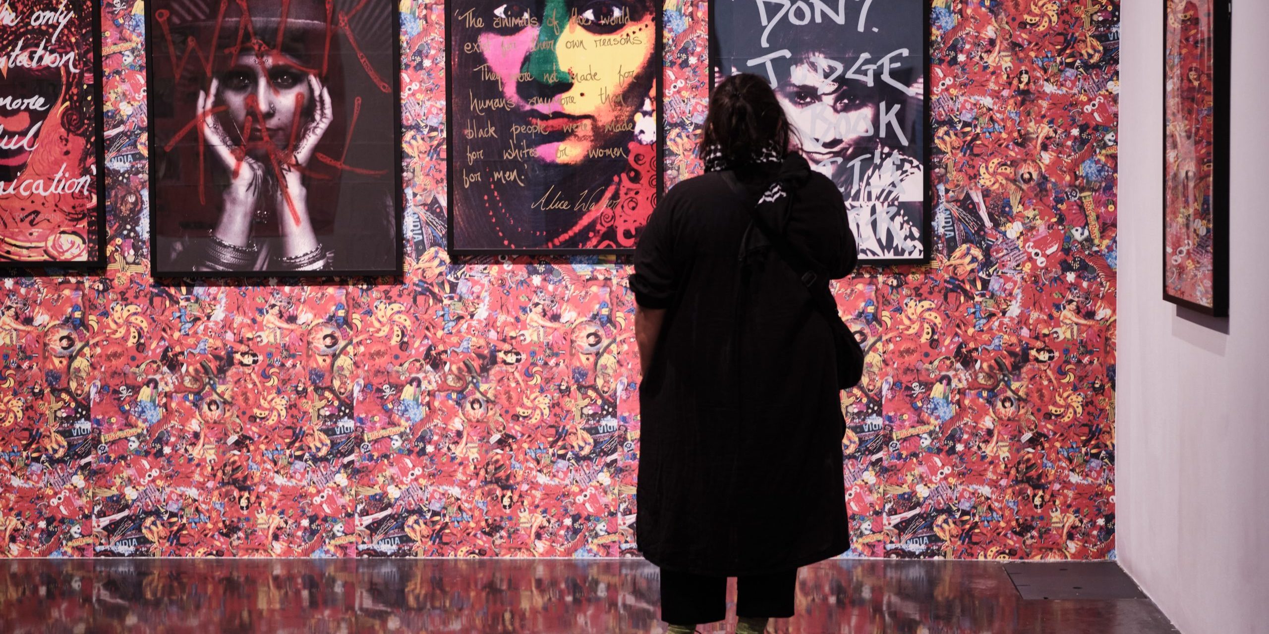 Photo – emotive eye A woman, dressed in black, with her back to us